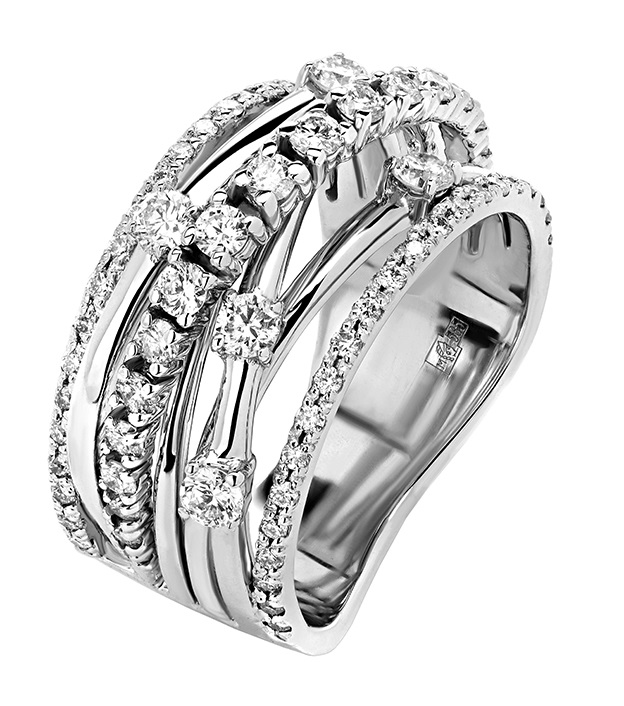 Женское белое золотое кольцо с бриллиантами